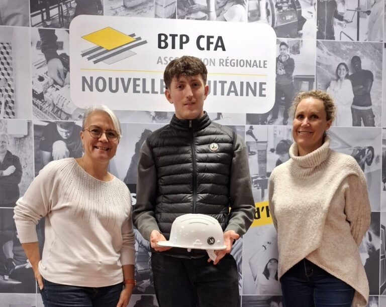 Lucas GONZALEZ pose avec un casque de chantier équipé de la puce NOTEX, encadré par Hélène DURAND à gauche de la photo et Sophie THUILLIER à droite